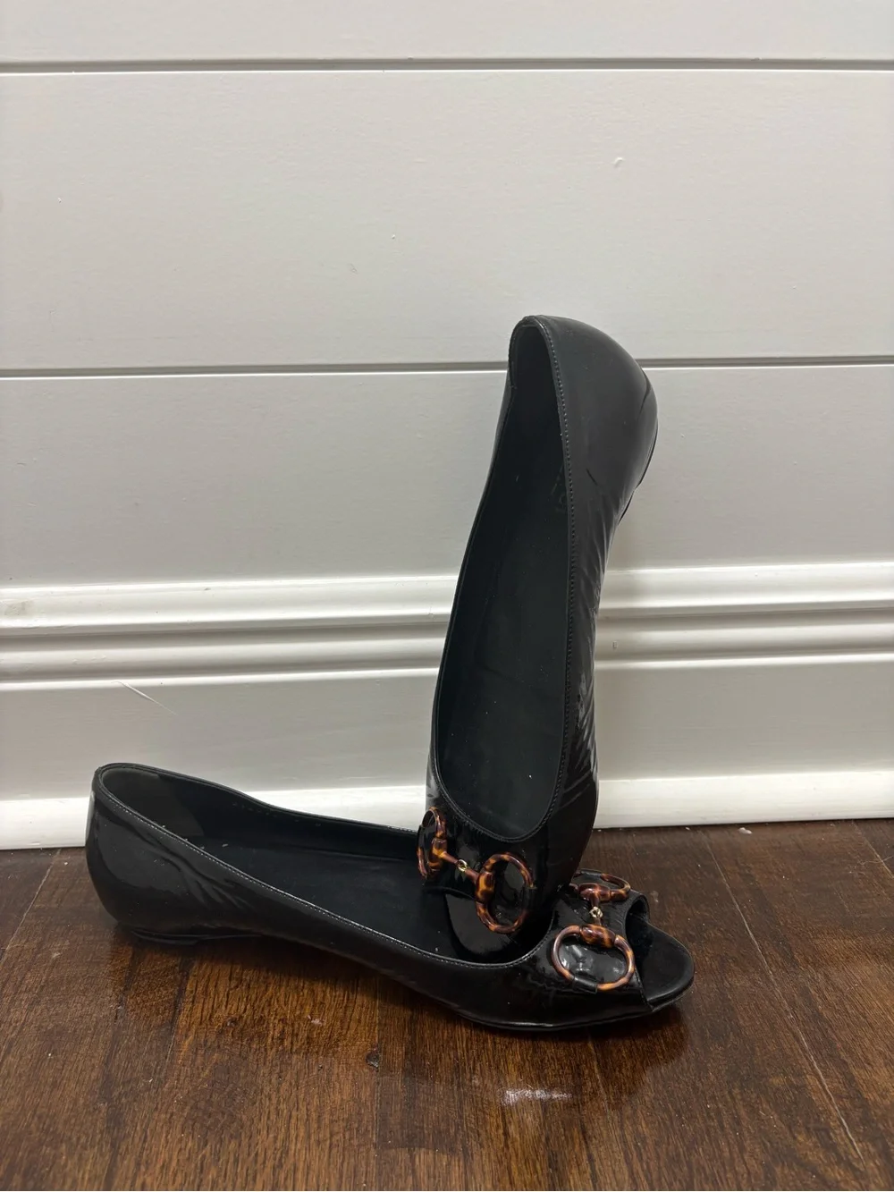 Gucci Black Women’s Peep-Toe Flats with Tortoiseshell Accent, size 9